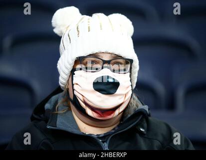 London, Großbritannien. 19th Dez 2021. LONDON, England - DEZEMBER 19: Tottenham Hotspur-Fans mit Masken während der Premier League zwischen Tottenham Hotspur und Liverpool im Tottenham Hotspur-Stadion, London, England am 19th. Dezember 2021 Credit: Action Foto Sport/Alamy Live News Stockfoto