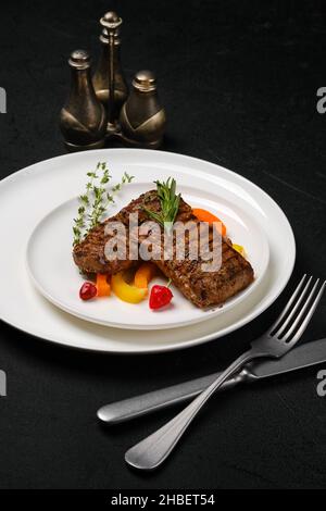 Zwei gegrillte Steaks auf einem Teller Stockfoto