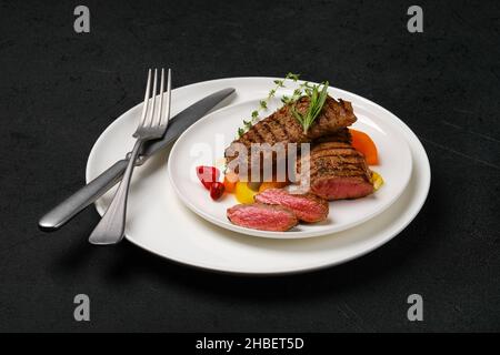 Gegrillte Lammsteaks auf Scheiben auf einem Teller geschnitten Stockfoto