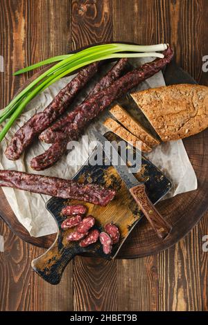 Blick von oben auf getrocknete Wurst aus Wild und putenfleisch Stockfoto