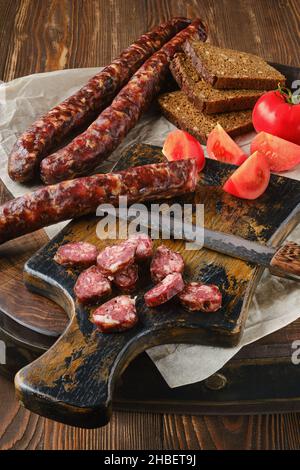 Getrocknete Wurst aus Wild würzigem Fleisch und Schmalz Stockfoto