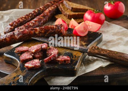 Getrocknete Wurst aus Wild würzigem Fleisch und Schmalz Stockfoto