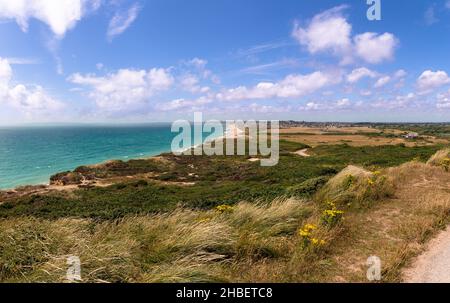 Panoramablick auf die Küste vom Hengistbury Head Nature Reserve, Dorset, mit Blick auf Southbourne und Bournemouth Stockfoto