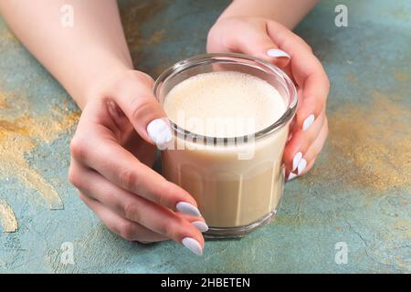 Frau Hände halten Kaffee Glas Tasse oder Tasse Stockfoto