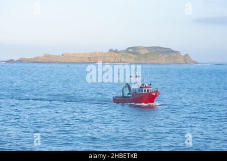 Fischerboot in Bermeo mit der Insel Izaro im Hintergrund, Euskadi Stockfoto