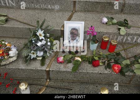 Berlin, Berlin-Charlottenburg, Deutschland. 19th Dez 2021. Berlin: Blumen, Kränze und Kerzen für die Opfer des Breitscheidplatzes. (Bild: © Simone Kuhlmey/Pacific Press via ZUMA Press Wire) Stockfoto