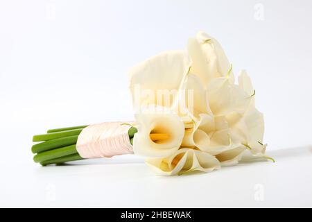 Klassischer Brautstrauß von großen Calla-Lilien auf hellem Hintergrund Stockfoto