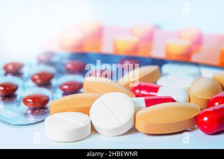 Verschiedene Pillen, Tablette Blasen und Kapseln auf weißem Hintergrund. Pharmakologisches Konzept Stockfoto