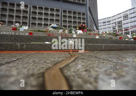Berlin, Berlin-Charlottenburg, Deutschland. 19th Dez 2021. Berlin: Blumen, Kränze und Kerzen für die Opfer des Breitscheidplatzes. (Bild: © Simone Kuhlmey/Pacific Press via ZUMA Press Wire) Stockfoto