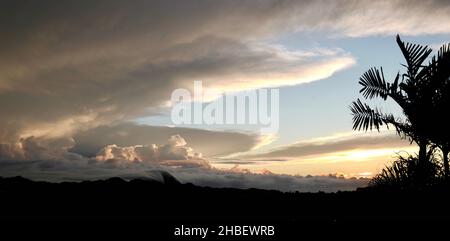 Stürmischer Sonnenaufgang in Kalaheo auf Kauai Stockfoto