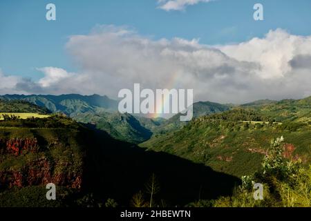 Regenbogen über Hanapepe Valley in der Nähe von Kalaheo auf Kauai Stockfoto