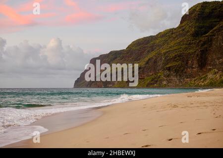 Hohe Klippen im Polihale State Park auf Kauai Stockfoto