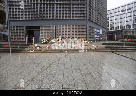 Berlin, Berlin-Charlottenburg, Deutschland. 19th Dez 2021. Berlin: Blumen, Kränze und Kerzen für die Opfer des Breitscheidplatzes. (Bild: © Simone Kuhlmey/Pacific Press via ZUMA Press Wire) Stockfoto