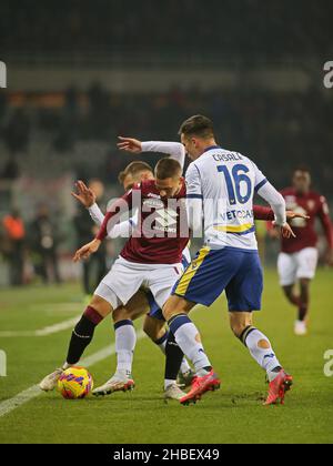 Turin, Italien. 19th Dez 2021. Marco Pjaca (Turin FC) gegen Nicolo' Casale (Hellas Verona) während Turin FC gegen Hellas Verona FC, italienische Fußballserie A Spiel in Turin, Italien, Dezember 19 2021 Quelle: Independent Photo Agency/Alamy Live News Stockfoto