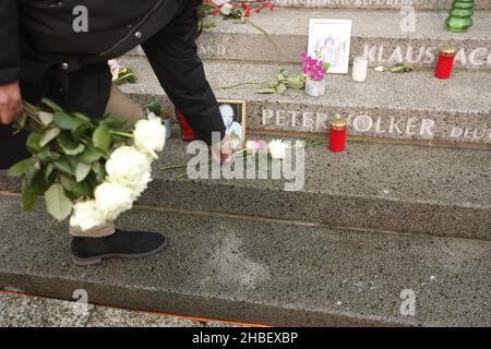 Berlin, Berlin-Charlottenburg, Deutschland. 19th Dez 2021. Berlin: Blumen, Kränze und Kerzen für die Opfer des Breitscheidplatzes. (Bild: © Simone Kuhlmey/Pacific Press via ZUMA Press Wire) Stockfoto