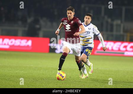 Turin, Italien. 19th Dez 2021. Sasa Lukic (Turin FC) und Giovanni Simeone (Hellas Verona) während des Spiels Turin FC gegen Hellas Verona FC, italienische Fußballserie A in Turin, Italien, Dezember 19 2021 Quelle: Independent Photo Agency/Alamy Live News Stockfoto