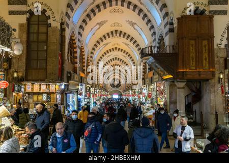 19. Dezember 2021: Die Menschen kaufen am Silvesterabend, an den Tagen der Wirtschaftskrise, die ihre Wirkung mit dem Anstieg des Wechselkurses in Eminonu am 19. Dezember 2021 zeigte. Der historische Rückgang der türkischen Lira gegenüber dem Dollar und die Volatilität des Wechselkurses führten zu einem Rückgang der Kaufkraft der Bürger. (Bild: © Tolga Ildun/ZUMA Press Wire) Stockfoto