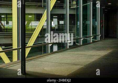 Flughafenarchitektur Leipzig/Halle mit Licht, Schatten, Glas und Reflexion bei Tageslicht Stockfoto