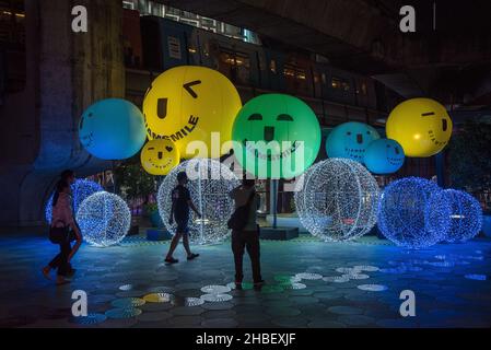 Bangkok, Thailand. 19th Dez 2021. Vor der Weihnachts- und Neujahrszeit vor dem MBK Center in Bangkok laufen die Menschen an beleuchteten Weihnachtsdekorationen vorbei. Kredit: SOPA Images Limited/Alamy Live Nachrichten Stockfoto