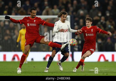 London, England, 19th. Dezember 2021. DELE Alli von Tottenham Hotspur wird von Joel Matip (L) und Tyler Morton von Liverpool während des Premier League-Spiels im Tottenham Hotspur Stadium, London, herausgefordert. Bildnachweis sollte lauten: Paul Terry / Sportimage Stockfoto