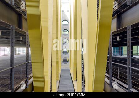 Flughafenarchitektur Leipzig/Halle mit Licht, Schatten, Glas und Reflexion bei Tageslicht Stockfoto