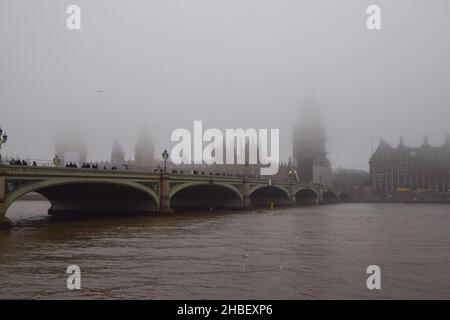 London, Großbritannien 19th. Dezember 2021. Dichter Nebel bedeckt die Houses of Parliament und Big Ben. Stockfoto