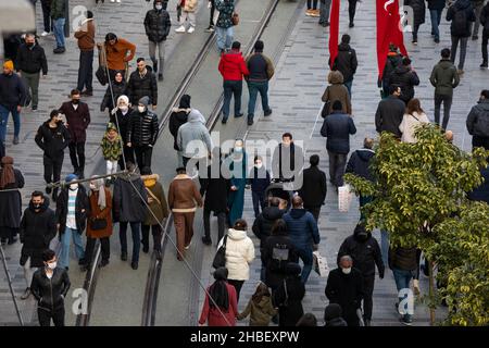 19. Dezember 2021: Die Menschen kaufen am Silvesterabend, an den Tagen der Wirtschaftskrise, die ihre Wirkung mit dem Anstieg des Wechselkurses in Taksim am 19. Dezember 2021 zeigte. Der historische Rückgang der türkischen Lira gegenüber dem Dollar und die Volatilität des Wechselkurses führten zu einem Rückgang der Kaufkraft der Bürger. (Bild: © Tolga Ildun/ZUMA Press Wire) Stockfoto