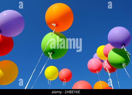 Gruppe von bunten Ballons in der Stadt Festival auf klaren blauen Himmel Hintergrund Stockfoto