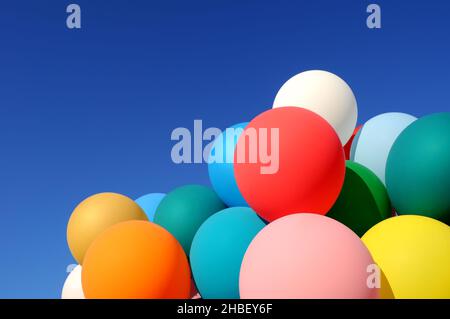 Gruppe von bunten Ballons in der Stadt Festival auf klaren blauen Himmel Hintergrund Stockfoto