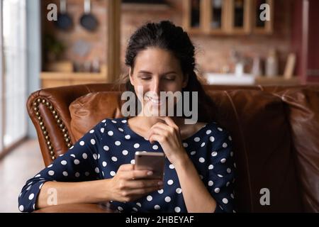 Lächelnd attraktive junge lateinische Frau mit Handy. Stockfoto