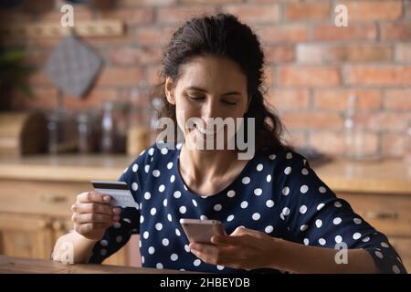 Glückliche junge lateinamerikanische hispanische Frau, die online Waren kauft. Stockfoto