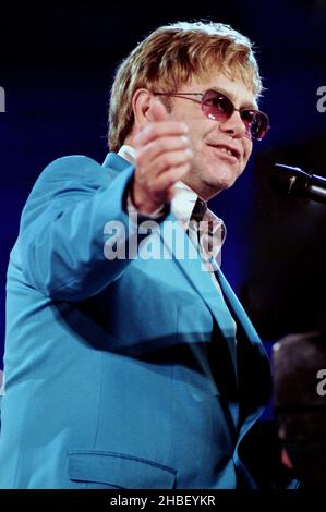 Verona Italien , 08. September 2001 ,der Sänger Elton John während des Konzerts, Finale der Festivalbar 2001 in der Arena von Verona Stockfoto