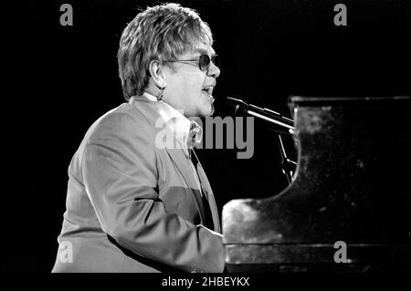 Verona Italien , 08. September 2001 ,der Sänger Elton John während des Konzerts, Finale der Festivalbar 2001 in der Arena von Verona Stockfoto