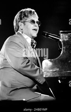 Verona Italien , 08. September 2001 ,der Sänger Elton John während des Konzerts, Finale der Festivalbar 2001 in der Arena von Verona Stockfoto