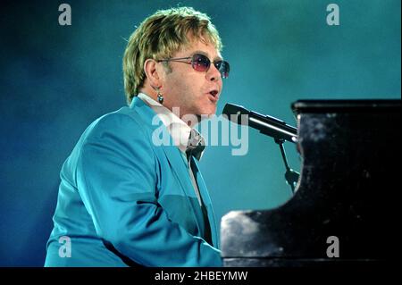 Verona Italien , 08. September 2001 ,der Sänger Elton John während des Konzerts, Finale der Festivalbar 2001 in der Arena von Verona Stockfoto