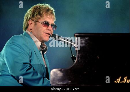 Verona Italien , 08. September 2001 ,der Sänger Elton John während des Konzerts, Finale der Festivalbar 2001 in der Arena von Verona Stockfoto