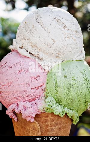 Große Eiswaffel aus Kunststoff. Gefälschte leckere Creme Stockfoto