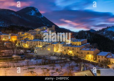 Das schöne Dorf Civitella Alfedena, bedeckt mit Schnee bei Sonnenuntergang während der Wintersaison. Provinz L'Aquila, Abruzzen, Italien. Stockfoto