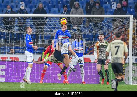 Genua, Italien. 19th Dez 2021. Sofian Kiyine (Venezia) - Tommaso Augello (Sampdoria) während des Spiels UC Sampdoria gegen Venezia FC, italienische Fußballserie A in Genua, Italien, dicembre 19 2021 Quelle: Independent Photo Agency/Alamy Live News Stockfoto