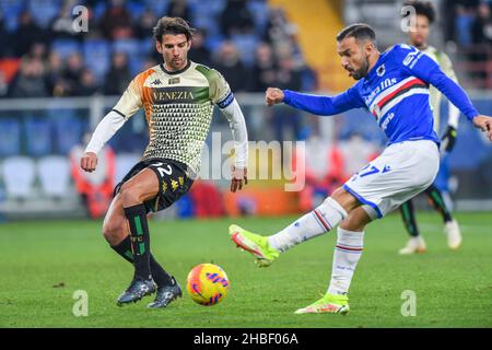 Genua, Italien. 19th Dez 2021. Pietro Ceccaroni (Venezia) - Fabio Quagliarella (Sampdoria) während des Spiels UC Sampdoria gegen Venezia FC, italienische Fußballserie A in Genua, Italien, dicembre 19 2021 Quelle: Independent Photo Agency/Alamy Live News Stockfoto