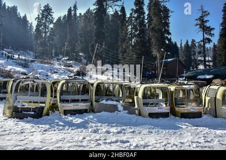 Gulmarg, Indien. 19th Dez 2021. Verlassene Seilbahnen werden an einem kalten Wintertag in einem berühmten Skigebiet in Gulmarg, etwa 55kms von Srinagar entfernt, gesehen. Kredit: SOPA Images Limited/Alamy Live Nachrichten Stockfoto