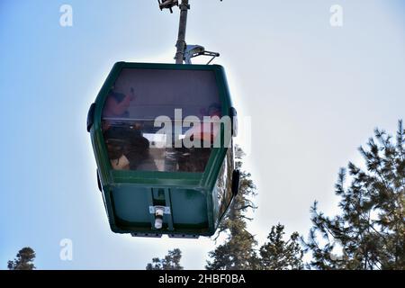 Gulmarg, Indien. 19th Dez 2021. Touristen Unternehmen eine Seilbahnfahrt an einem kalten Wintertag in einem berühmten Skigebiet in Gulmarg, etwa 55kms von Srinagar entfernt. Kredit: SOPA Images Limited/Alamy Live Nachrichten Stockfoto