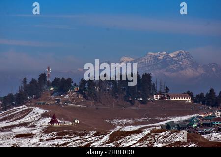 Gulmarg, Indien. 19th Dez 2021. Ein allgemeiner Blick während eines kalten Wintertages des berühmten Skigebiets in Gulmarg, ungefähr 55kms von Srinagar. Kredit: SOPA Images Limited/Alamy Live Nachrichten Stockfoto