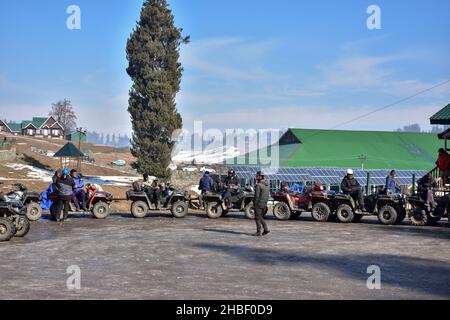 Gulmarg, Indien. 19th Dez 2021. ATV-Fahrer warten an einem kalten Wintertag in einem berühmten Skigebiet in Gulmarg, etwa 55kms von Srinagar entfernt, auf Touristen. Kredit: SOPA Images Limited/Alamy Live Nachrichten Stockfoto