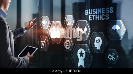 Geschäftsethik Verhalten und Manieren Konzept. Geschäftsmann drücken Taste auf dem virtuellen Bildschirm. Stockfoto
