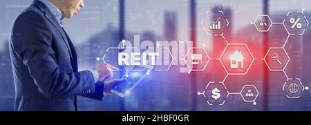 REIT. Immobilieninvestition Vertrauen. Finanzmarkt. Drücken Sie die Taste auf dem Bildschirm von Hand. Stockfoto
