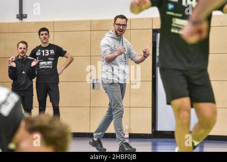Deutschland ,Eltmann, Georg Schäfer Halle - 19 Dez 2021 - 3.Liga, Volleyball - VC Eltmann vs TSV Eibelstadt Bild: Trainer Christian Kranz (VC Eltmann) feiert den ersten Satz.