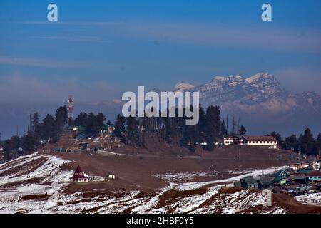 Gulmarg, Indien. 19th Dez 2021. Ein allgemeiner Blick während eines kalten Wintertages des berühmten Skigebiets in Gulmarg, ungefähr 55kms von Srinagar. (Foto von Saqib Majeed/SOPA Images/Sipa USA) Quelle: SIPA USA/Alamy Live News Stockfoto