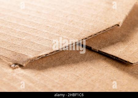 Box braune Papiertextur mit Randtextur. Recycelter Karton. Grober strukturierter Karton Stockfoto