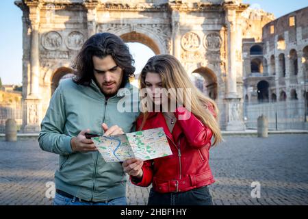 Junges Paar, das nach Rom reist. Das junge Paar sucht auf dem Stadtplan nach der Straße. Stockfoto